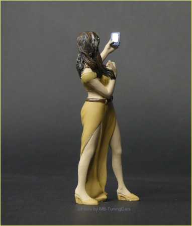 1:18 Women Selfi Tel.